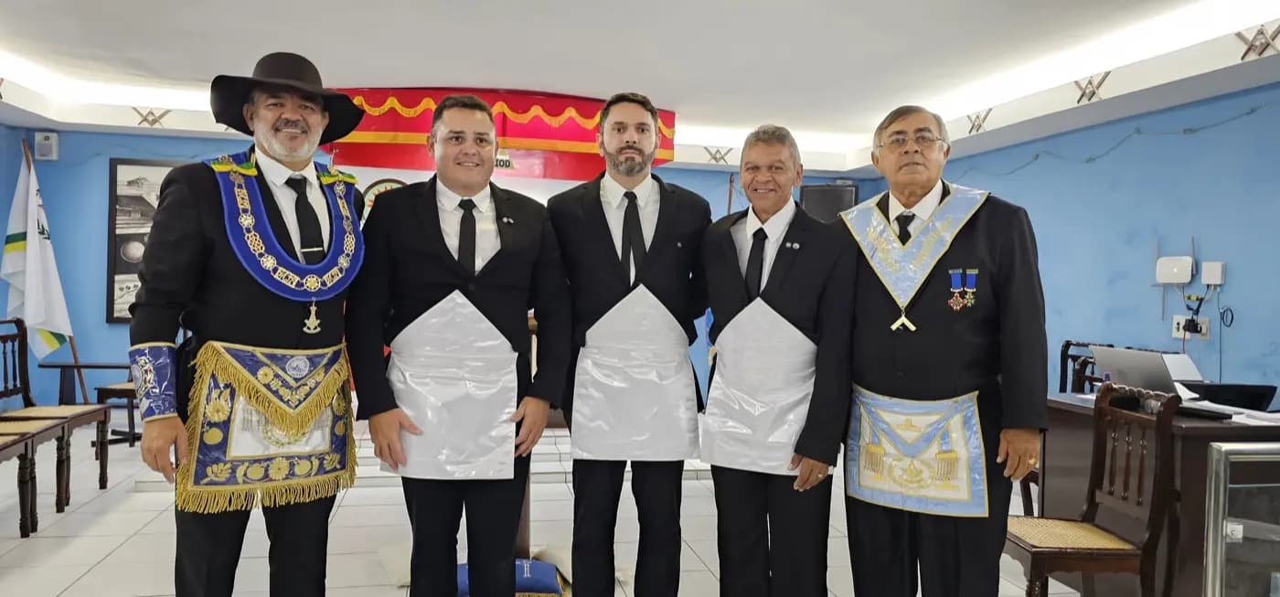 Registro fotográfico: PARTICIPAÇÃO DO GRÃO-MESTRE DO GOB-RN NA SESSÃO MAGNA DE INICIAÇÃO REALIZADA PELA LOJA MAÇÔNICA FRATERNIDADE E JUSTIÇA III N° 1.757, ORIENTE DE CURRAIS NOVOS/RN.