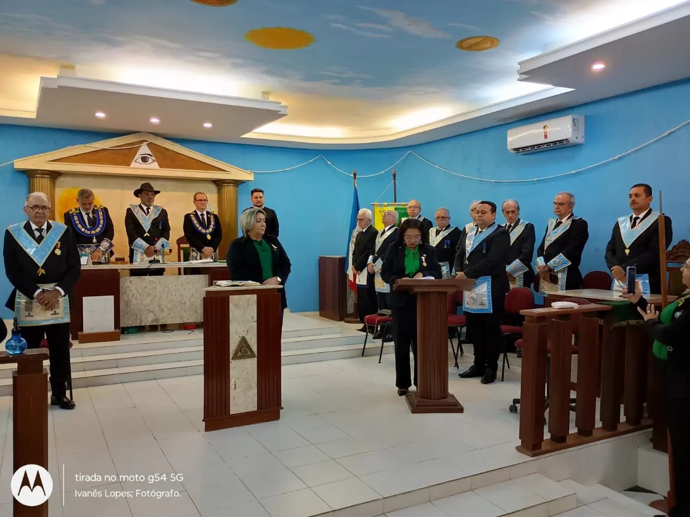 Registro fotográfico: SESSÃO MAGNA PÚBLICA DE ANIVERSÁRIO DE 14 (QUATORZE) ANOS DE FUNDAÇÃO DA LOJA MAÇÔNICA MONTEIRO LOBATO Nº 4162, ORIENTE DE PARNAMIRIM-RN, DE ENTREGA DA CARTA DE REGISTRO E RECONHECIMENTO DA FRAFEM ONIX LUZ DO AMANHECER E EM COMEMORAÇÃO AO DIA DAS MÃES.