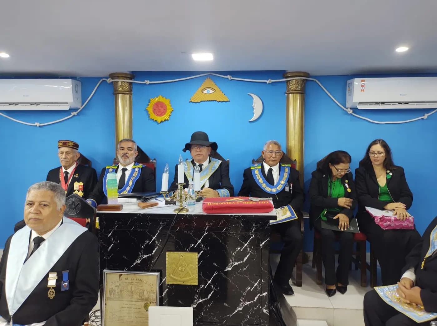 Registro fotográfico: SESSÃO CONJUNTA MAGNA PÚBLICA COMEMORATIVA AO DIA DAS MÃES, REALIZADA PELAS LOJAS MAÇÔNICAS EVOLUÇÃO SEGUNDA Nº 152, JOÃO CECÍLIO DA COSTA N° 2.116, DR. PEDRO GERMANO COSTA Nº 2.349, GENTIL MARINHO Nº 2070 E TRAMPOLIM DA VITÓRIA Nº 1606.