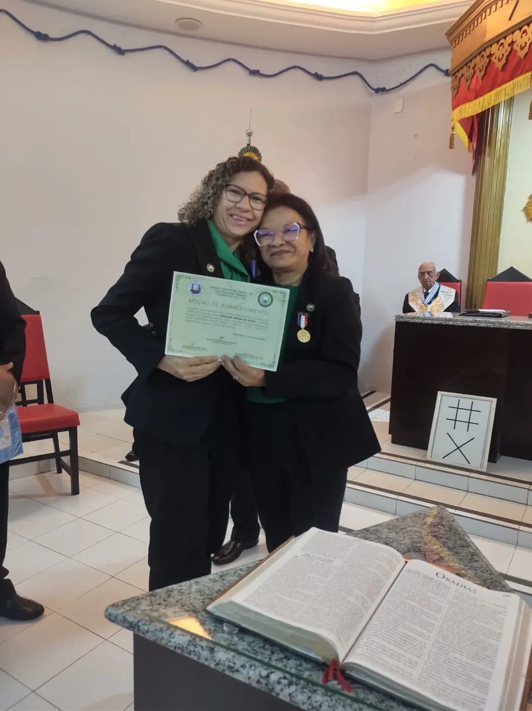 Registro fotográfico: PARTICIPAÇÃO DO GRÃO-MESTRE DO GOB-RN NA SESSÃO MAGNA PÚBLICA ALUSIVA AO DIA DAS MÃES REALIZADA PELA LOJA MAÇÔNICA 21 DE MARÇO N° 152, ORIENTE DE NATAL/RN.