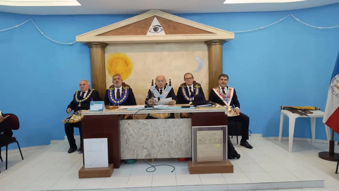 Registro fotográfico: SESSÃO MAGNA DE REASSUNÇÃO E POSSE DE VENERÁVEL MESTRE E POSSE DA NOVA DIRETORIA DA LOJA MAÇÔNICA MONTEIRO LOBATO Nº 4162, ORIENTE DE PARNAMIRIM-RN, ELEITOS PARA O BIÊNIO 2025/2027.