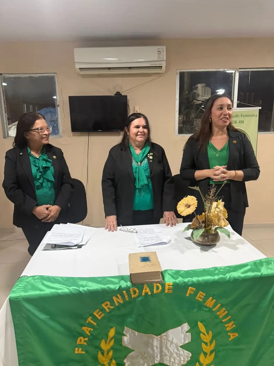 Registro fotográfico: SESSÃO MAGNA DE REASSUNÇÃO E POSSE DE VENERÁVEL MESTRE E POSSE DA NOVA DIRETORIA DA LOJA MAÇÔNICA EVOLUÇÃO SEGUNDA N° 852, ORIENTE DE NATAL/RN, ELEITOS PARA O BIÊNIO 2025/2027.