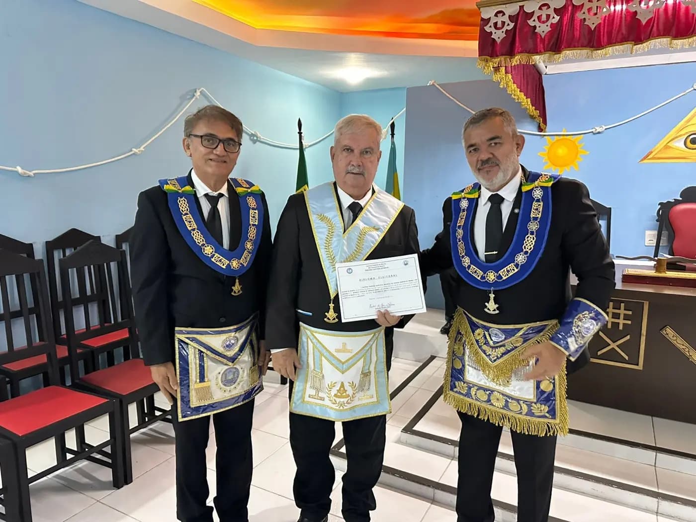 Registro fotográfico: SESSÃO MAGNA DE REASSUNÇÃO E POSSE DE VENERÁVEL MESTRE E POSSE DA NOVA DIRETORIA DA LOJA MAÇÔNICA 21 DE ABRIL N° 1.864, ORIENTE DE PARNAMIRIM/RN, ELEITOS PARA O BIÊNIO 2025/2027.