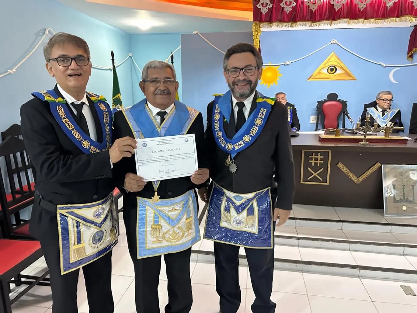 Registro fotográfico: SESSÃO MAGNA DE REASSUNÇÃO E POSSE DE VENERÁVEL MESTRE E POSSE DA NOVA DIRETORIA DA LOJA MAÇÔNICA 21 DE ABRIL N° 1.864, ORIENTE DE PARNAMIRIM/RN, ELEITOS PARA O BIÊNIO 2025/2027.