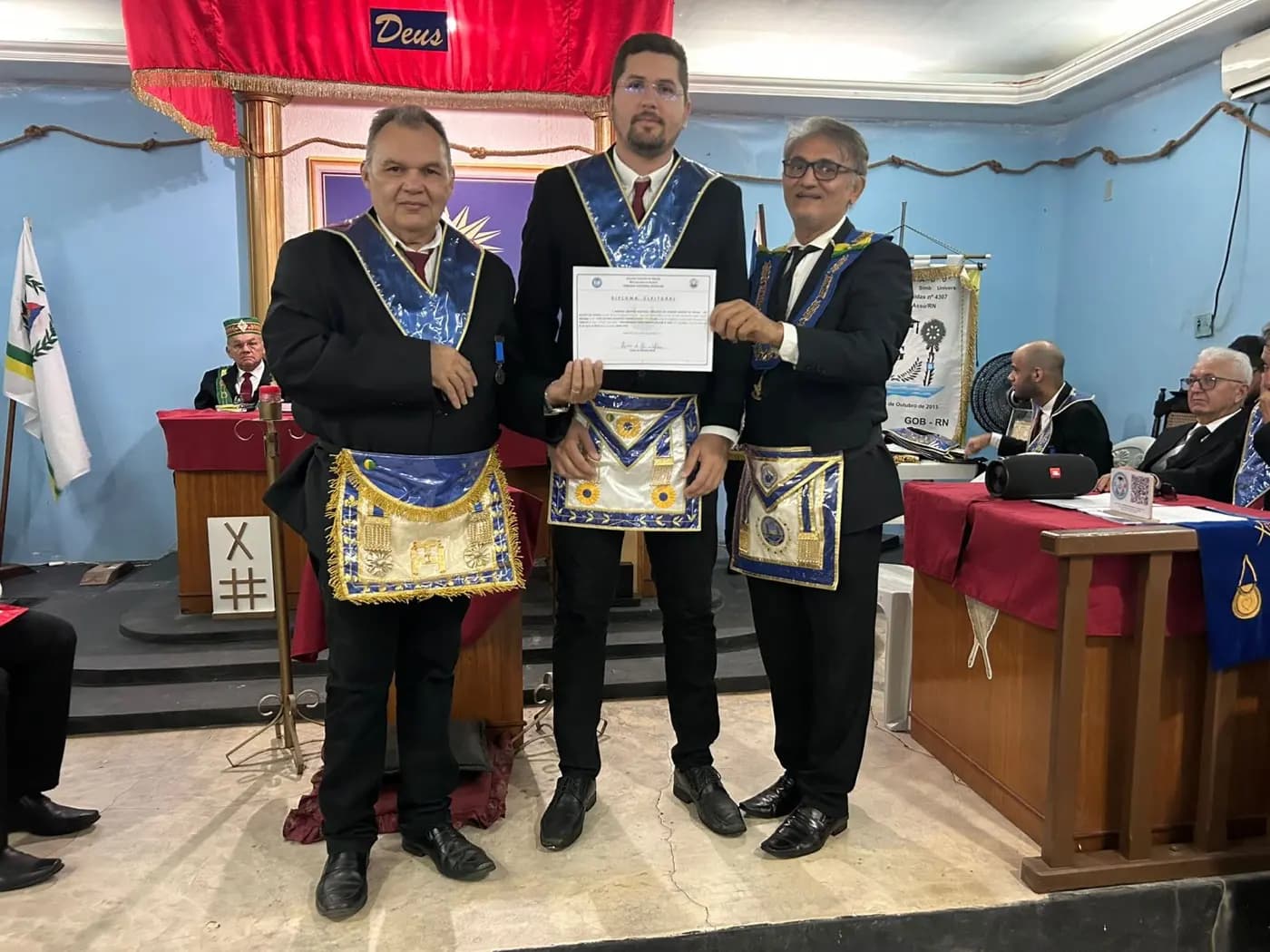 Registro fotográfico: SESSÃO MAGNA DE INSTALAÇÃO E POSSE DE VENERÁVEL MESTRE E POSSE DA NOVA DIRETORIA DA LOJA MAÇÔNICA UNIVERSITÁRIA POETA RENATO CALDAS, Nº 4.307, ORIENTE DE ASSU/RN, ELEITOS PARA O BIÊNIO 2025/2027.