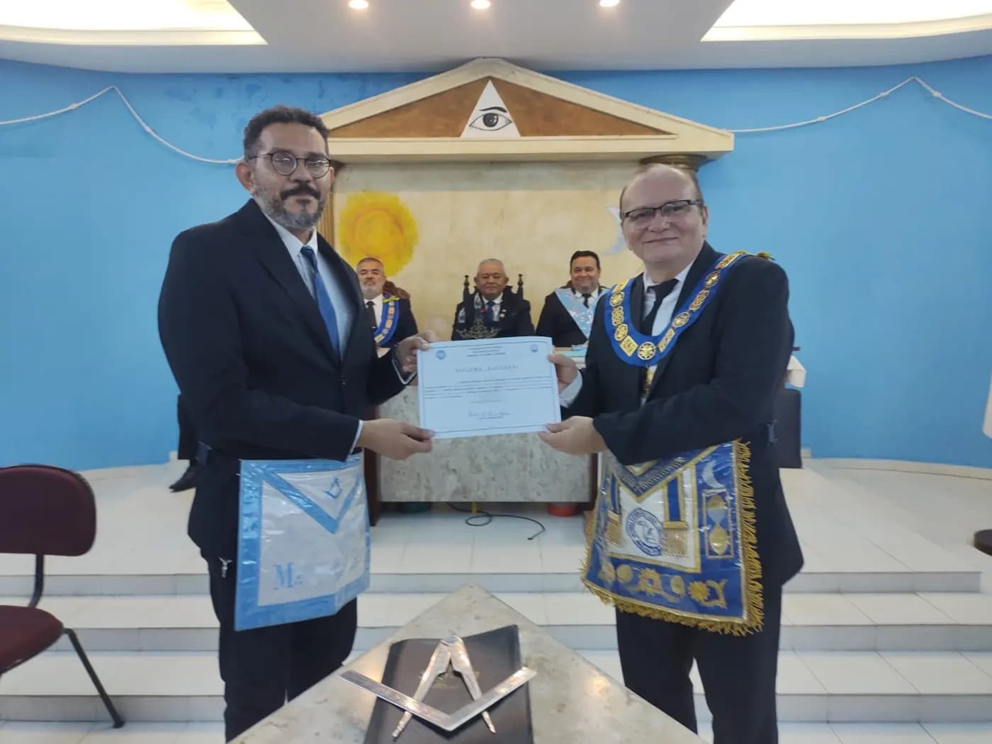 Registro fotográfico: SESSÃO MAGNA DE INSTALAÇÃO E POSSE DE VENERÁVEL MESTRE E POSSE DA NOVA DIRETORIA DA LOJA MAÇÔNICA AURORA DO ORIENTE Nº 3269, RITO MODERNO, ORIENTE DE PARNAMIRIM-RN, ELEITOS PARA O BIÊNIO 2025/2027.