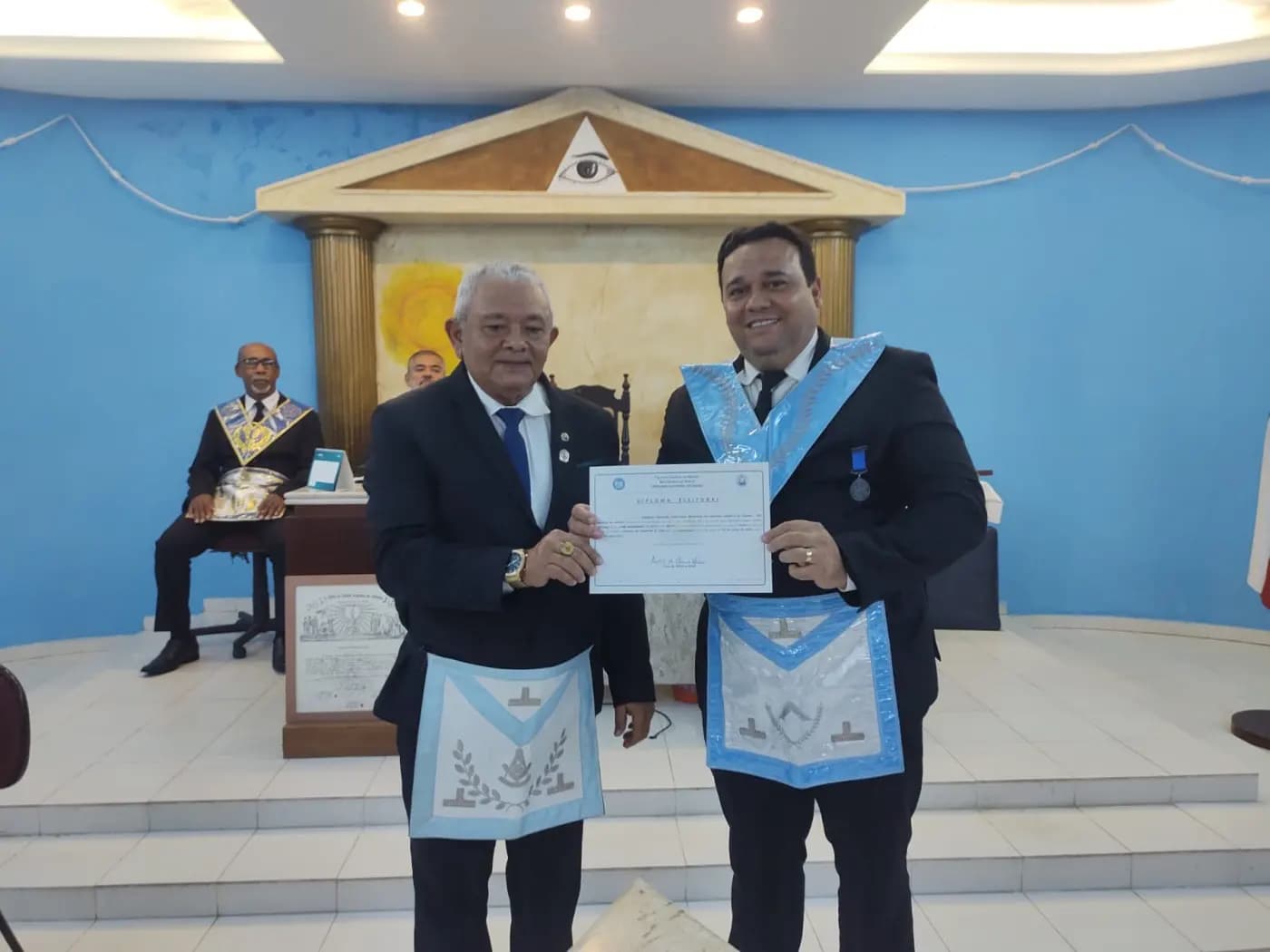 Registro fotográfico: SESSÃO MAGNA DE INSTALAÇÃO E POSSE DE VENERÁVEL MESTRE E POSSE DA NOVA DIRETORIA DA LOJA MAÇÔNICA AURORA DO ORIENTE Nº 3269, RITO MODERNO, ORIENTE DE PARNAMIRIM-RN, ELEITOS PARA O BIÊNIO 2025/2027.