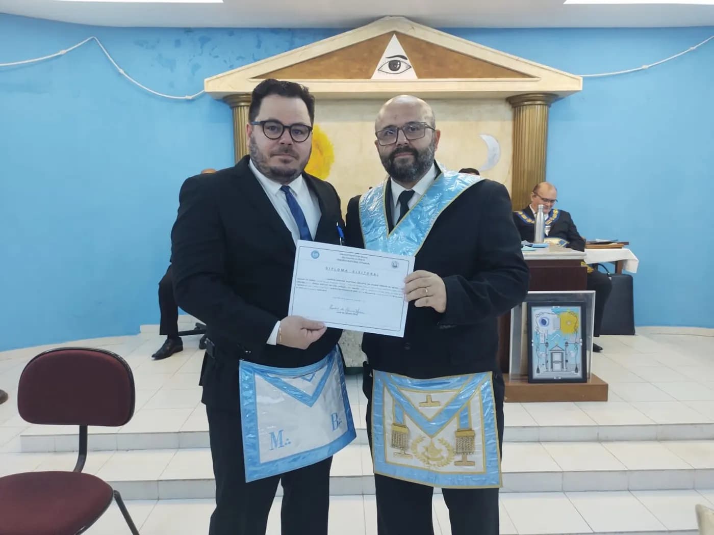 Registro fotográfico: SESSÃO MAGNA DE INSTALAÇÃO E POSSE DE VENERÁVEL MESTRE E POSSE DA NOVA DIRETORIA DA LOJA MAÇÔNICA AURORA DO ORIENTE Nº 3269, RITO MODERNO, ORIENTE DE PARNAMIRIM-RN, ELEITOS PARA O BIÊNIO 2025/2027.