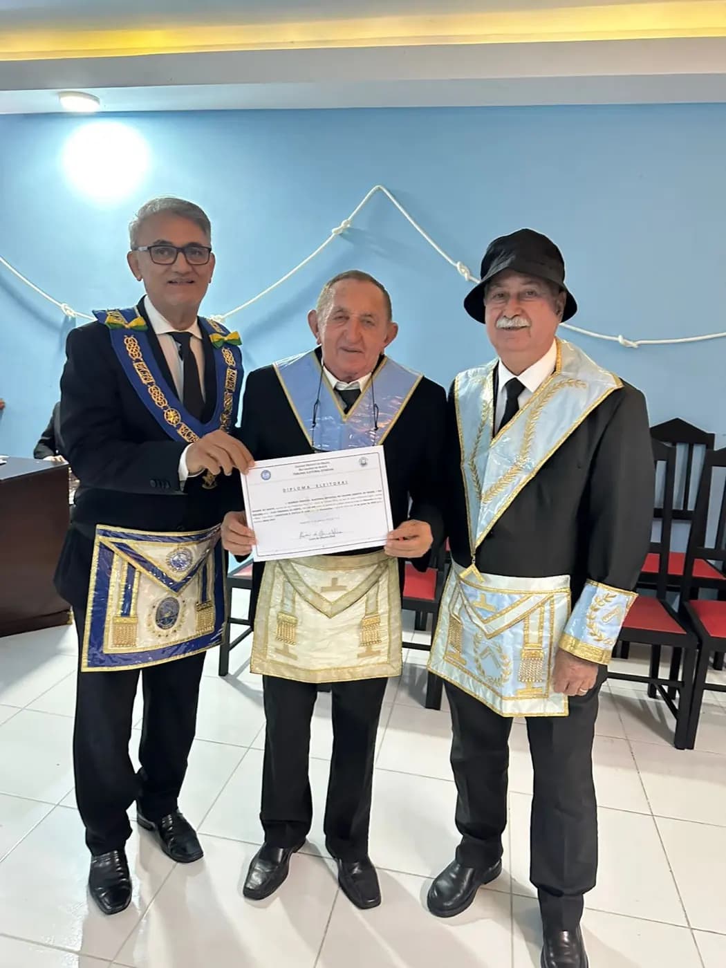 Registro fotográfico: SESSÃO MAGNA DE REASSUNÇÃO E POSSE DE VENERÁVEL MESTRE E POSSE DA NOVA DIRETORIA DA LOJA MAÇÔNICA LIBERDADE E JUSTIÇA N° 2.340, ORIENTE DE PARNAMIRIM/RN, ELEITOS PARA O BIÊNIO 2025/2027.