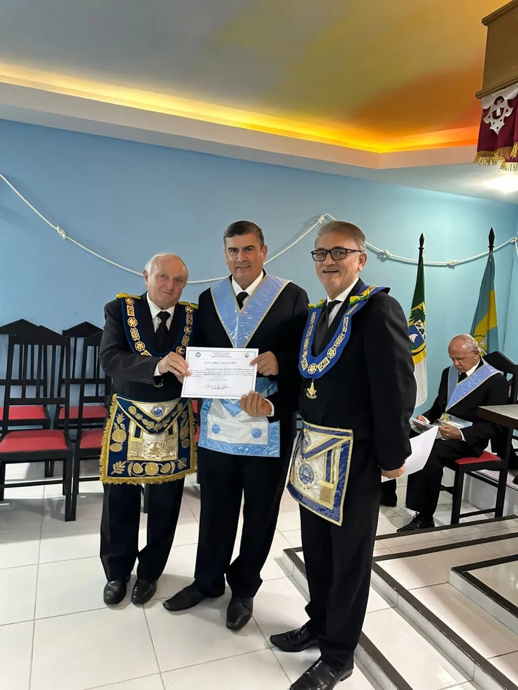 Registro fotográfico: SESSÃO MAGNA DE REASSUNÇÃO E POSSE DE VENERÁVEL MESTRE E POSSE DA NOVA DIRETORIA DA LOJA MAÇÔNICA LIBERDADE E JUSTIÇA N° 2.340, ORIENTE DE PARNAMIRIM/RN, ELEITOS PARA O BIÊNIO 2025/2027.