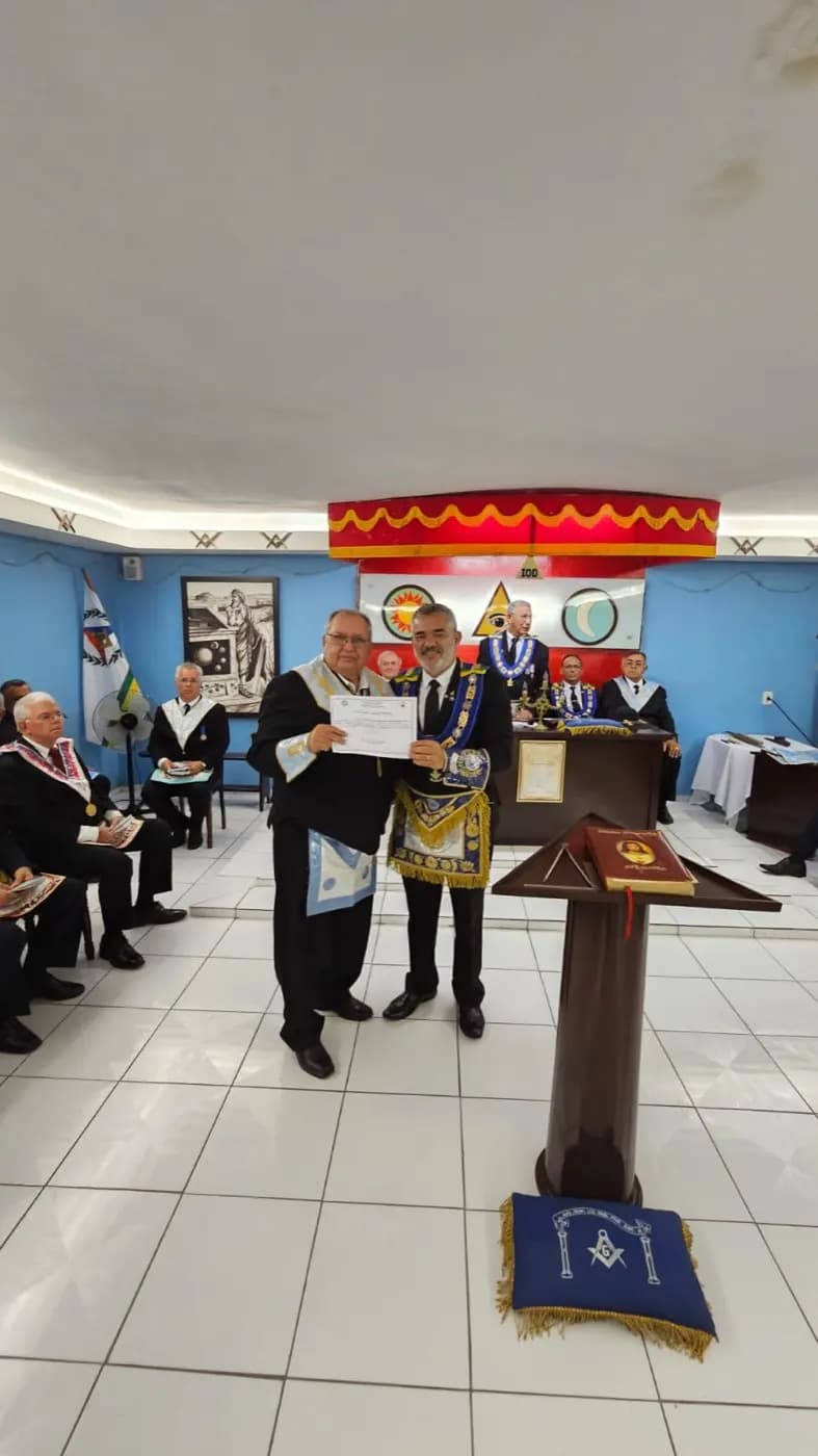 Registro fotográfico: SESSÃO MAGNA DE INSTALAÇÃO E POSSE DE VENERÁVEL MESTRE E POSSE DA NOVA DIRETORIA DA LOJA MAÇÔNICA FRATERNIDADE E JUSTIÇA Nº 1.757, ORIENTE DE CURRAIS NOVOS-RN, ELEITOS PARA O BIÊNIO 2025/2027.