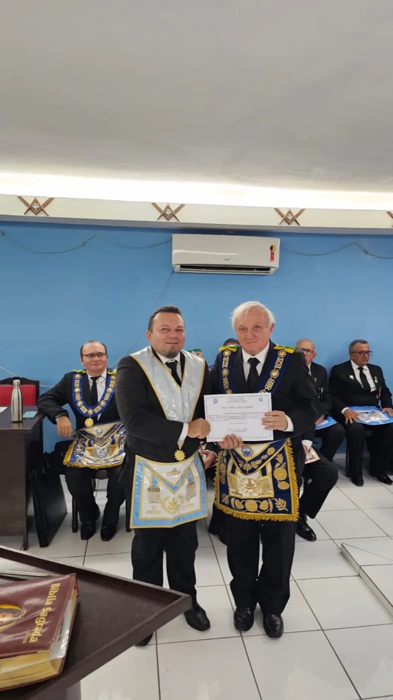 Registro fotográfico: SESSÃO MAGNA DE INSTALAÇÃO E POSSE DE VENERÁVEL MESTRE E POSSE DA NOVA DIRETORIA DA LOJA MAÇÔNICA FRATERNIDADE E JUSTIÇA Nº 1.757, ORIENTE DE CURRAIS NOVOS-RN, ELEITOS PARA O BIÊNIO 2025/2027.