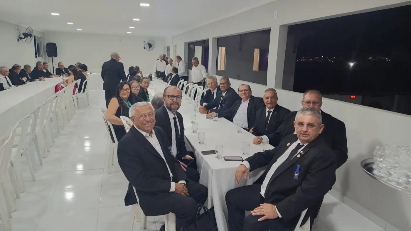 Registro fotográfico: SESSÃO MAGNA DE INSTALAÇÃO E POSSE DE VENERÁVEL MESTRE E POSSE DA NOVA DIRETORIA DA LOJA MAÇÔNICA FRATERNIDADE E JUSTIÇA Nº 1.757, ORIENTE DE CURRAIS NOVOS-RN, ELEITOS PARA O BIÊNIO 2025/2027.