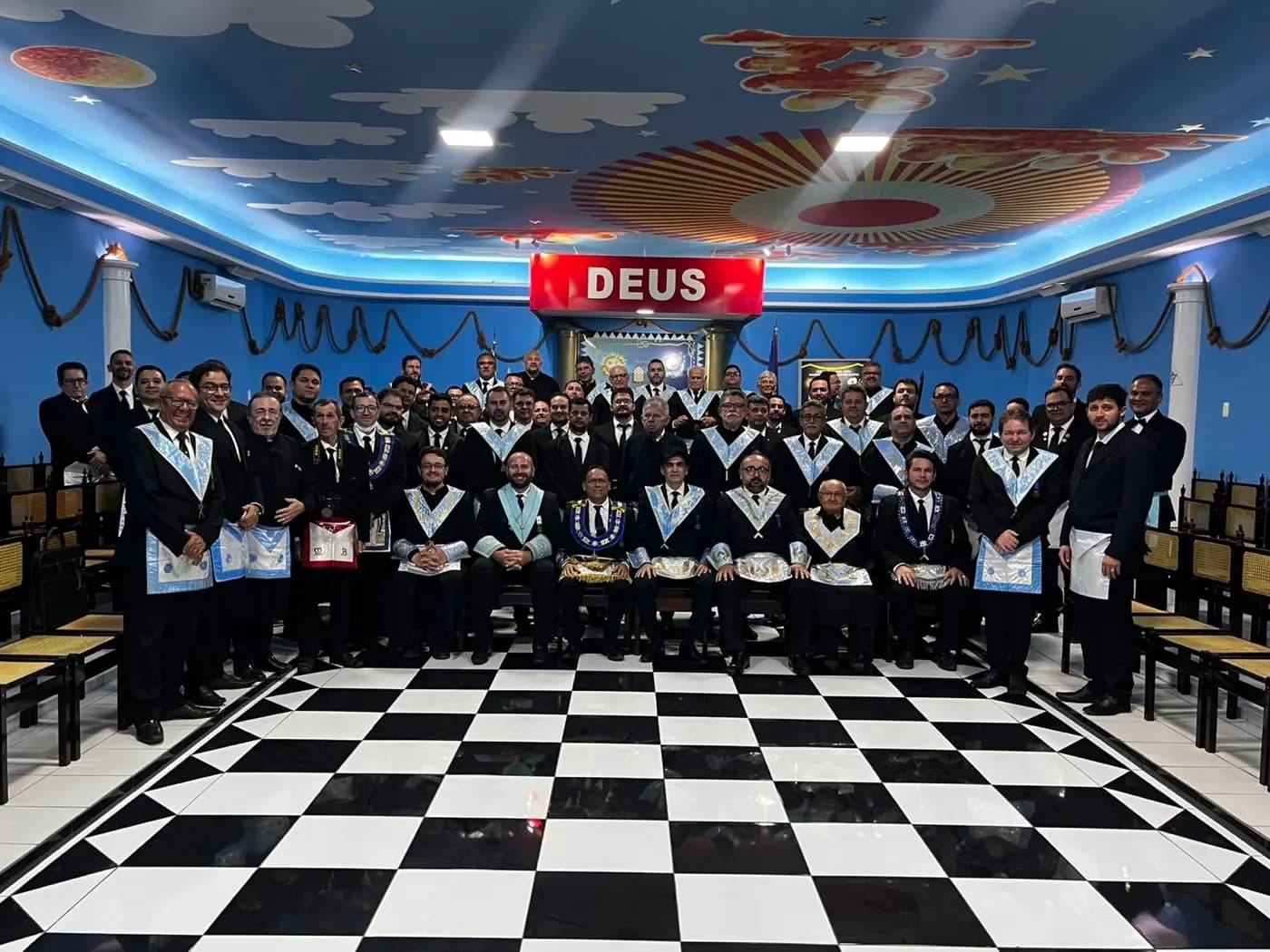 Registro fotográfico: SESSÃO EM CONJUNTO REALIZADA PELAS LOJAS MAÇÔNICAS SEBASTIÃO VASCONCELOS DOS SANTOS (GOB-RN), AMÂNCIO DANTAS (GOB-RN) E JACQUES DEMOLAY (GLERN), TODAS DO ORIENTE DE MOSSORÓ-RN.