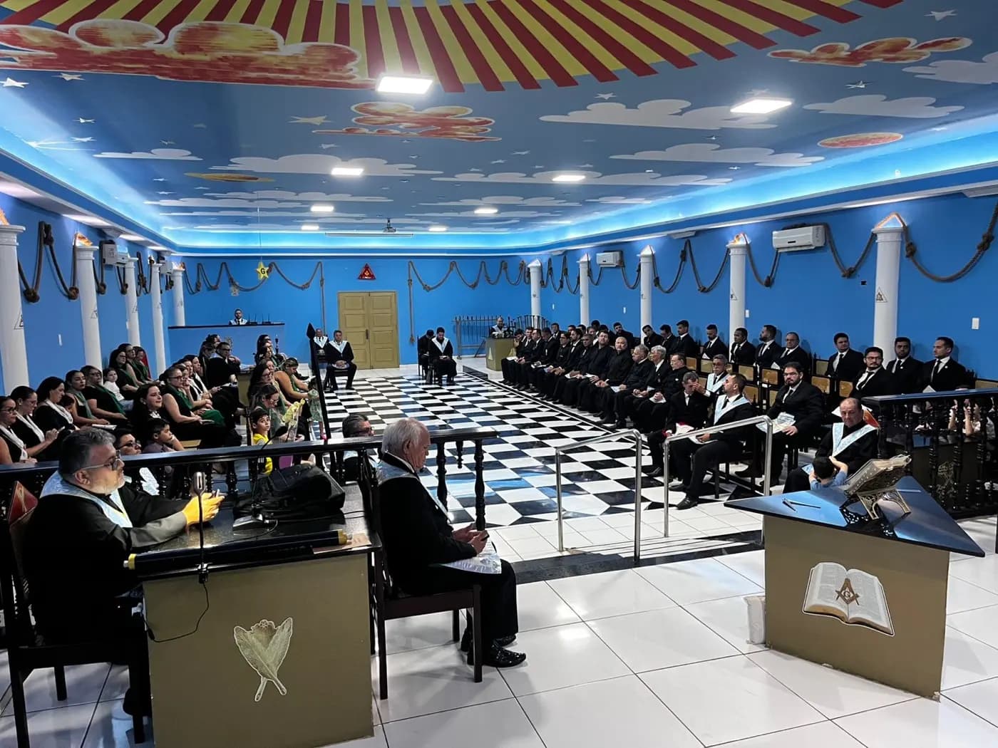 Registro fotográfico: SESSÃO EM CONJUNTO REALIZADA PELAS LOJAS MAÇÔNICAS SEBASTIÃO VASCONCELOS DOS SANTOS (GOB-RN), AMÂNCIO DANTAS (GOB-RN) E JACQUES DEMOLAY (GLERN), TODAS DO ORIENTE DE MOSSORÓ-RN.