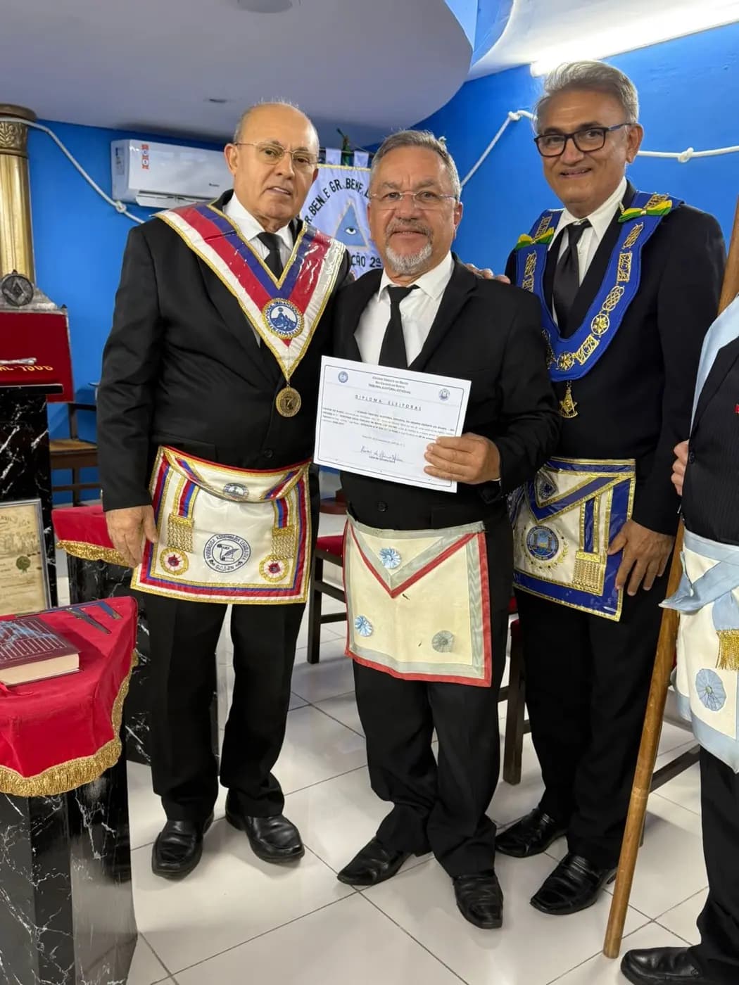 Registro fotográfico: SESSÃO MAGNA DE REASSUNÇÃO E POSSE DE VENERÁVEL MESTRE E POSSE DO PRIMEIRO VIGILANTE E DO ORADOR DA LOJA MAÇÔNICA EVOLUÇÃO SEGUNDA N° 852, ORIENTE DE NATAL/RN, ELEITOS PARA O BIÊNIO 2025/2027, EM ELEIÇÃO EXTEMPORÂNEA.