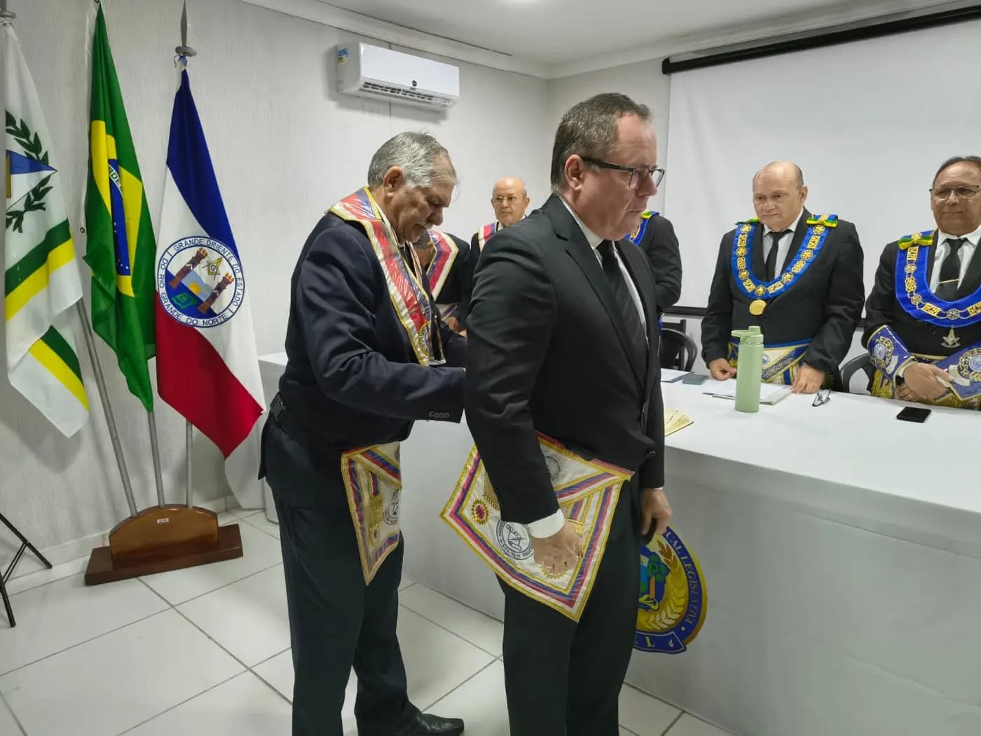 Registro fotográfico: PARTICIPAÇÃO DO GRÃO-MESTRE E DO GRÃO-MESTRE ADJUNTO DO GOB-RN NA PRIMEIRA REUNIÃO ORDINÁRIA DE 2025, DA PODERORA ASSEMBLEIA ESTADUAL LEGISLATIVA DO ESTADO DO RIO GRANDE DO NORTE (PAEL-RN).
