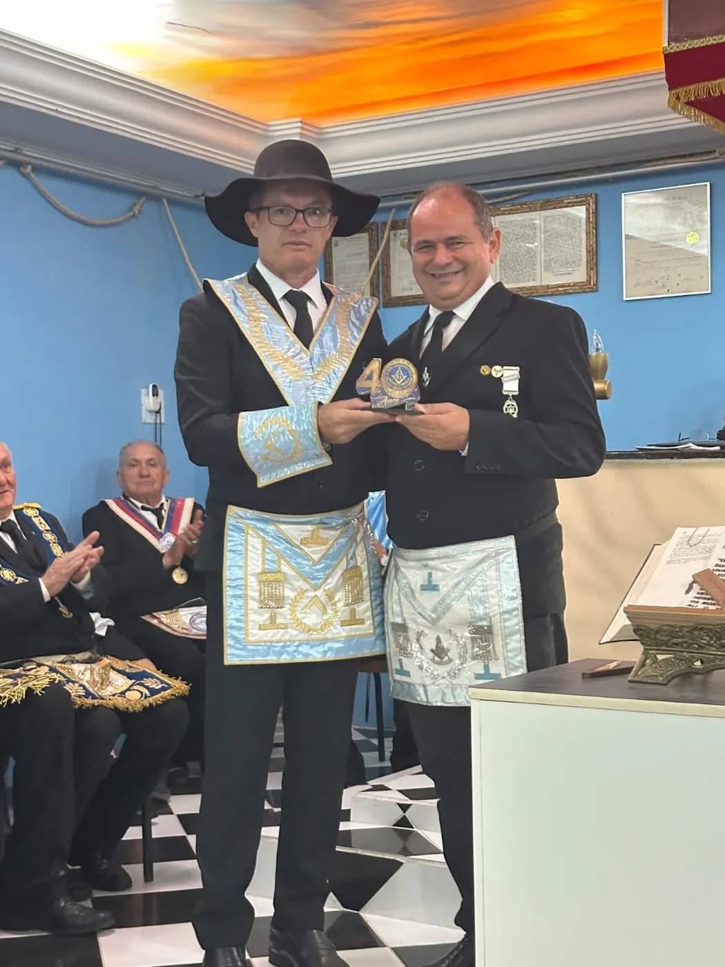 Registro fotográfico: SESSÃO MAGNA PÚBLICA ALUSIVA AO 40º ANO DE FUNDAÇÃO DA LOJA MAÇÔNICA MANOEL REGINALDO DA ROCHA N° 2.439, ORIENTE DE PAU DOS FERROS-RN