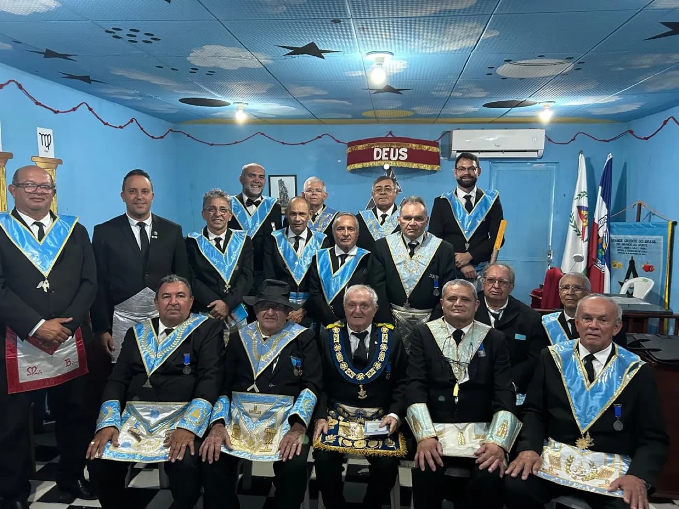 Registro fotográfico: SESSÃO MAGNA DE REASSUNÇÃO E POSSE DE VENERÁVEL MESTRE E POSSE DA NOVA DIRETORIA DA LOJA MAÇÔNICA ESTUDO E TRABALHO Nº 4.882, ORIENTE DE LAGOA NOVA-RN, ELEITOS PARA O BIÊNIO 2025/2027.