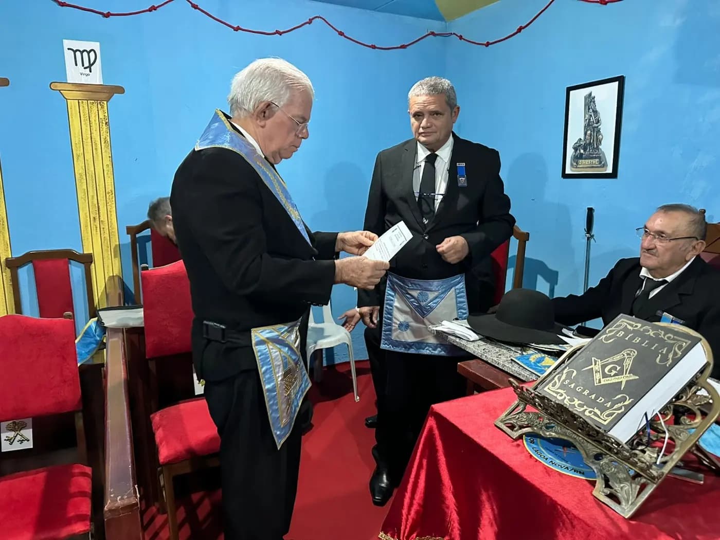 Registro fotográfico: SESSÃO MAGNA DE REASSUNÇÃO E POSSE DE VENERÁVEL MESTRE E POSSE DA NOVA DIRETORIA DA LOJA MAÇÔNICA ESTUDO E TRABALHO Nº 4.882, ORIENTE DE LAGOA NOVA-RN, ELEITOS PARA O BIÊNIO 2025/2027.