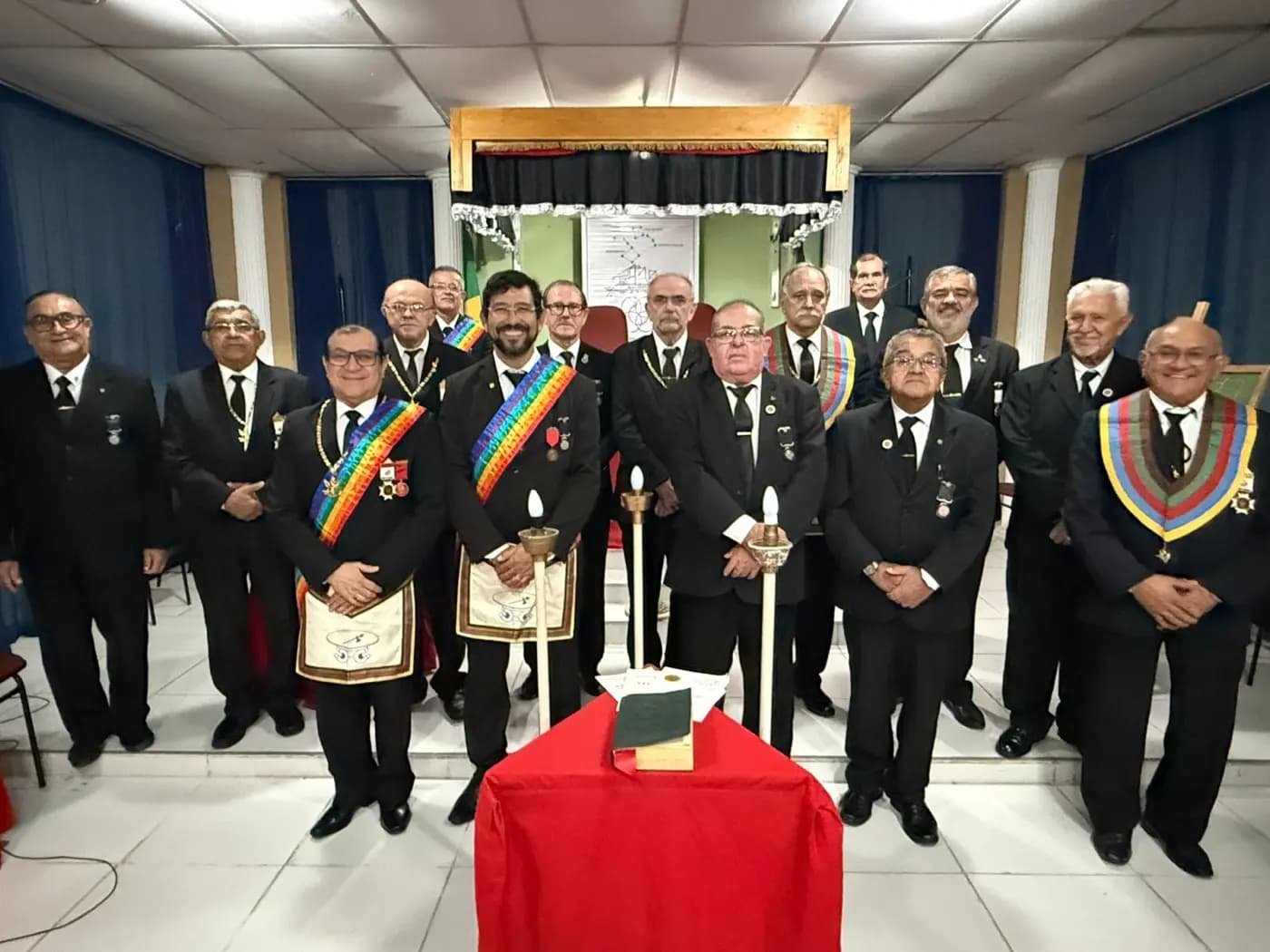 Registro fotográfico: PARTICIPAÇÃO DO GRÃO-MESTRE DO GOB-RN NA SESSÃO DE INICIAÇÃO AO GRAU 22, REALIZADA PELO ILUSTRE CONSELHO FILOSÓFICOS DE KADOSH 21, DA DELEGACIA LITÚRGICA DE NATAL-RN 10.1, DO SUPREMO CONSELHO DO BRASIL DO GRAU 33 PARA O RITO ESCOCÊS ANTIGO E ACEITO.