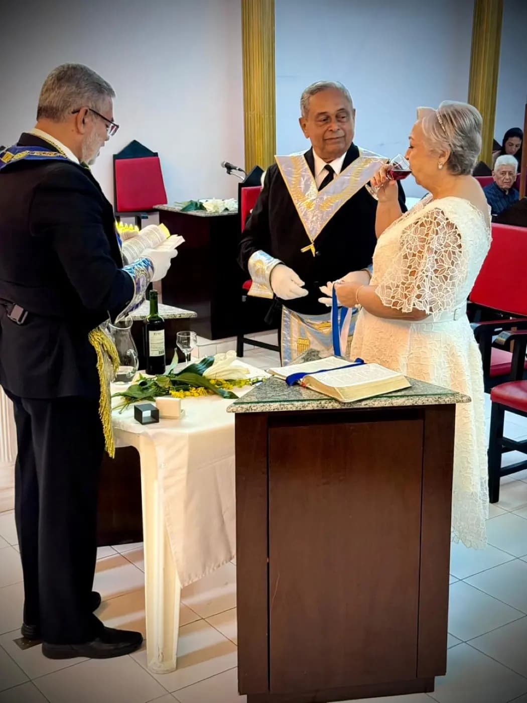Registro fotográfico: CERIMÔNIA DE EXALTAÇÃO MATRIMONIAL DE BODAS DE OURO, REALIZADA NA LOJA MAÇÔNICA 21 DE MARÇO Nº 152, ORIENTE DE NATAL-RN.