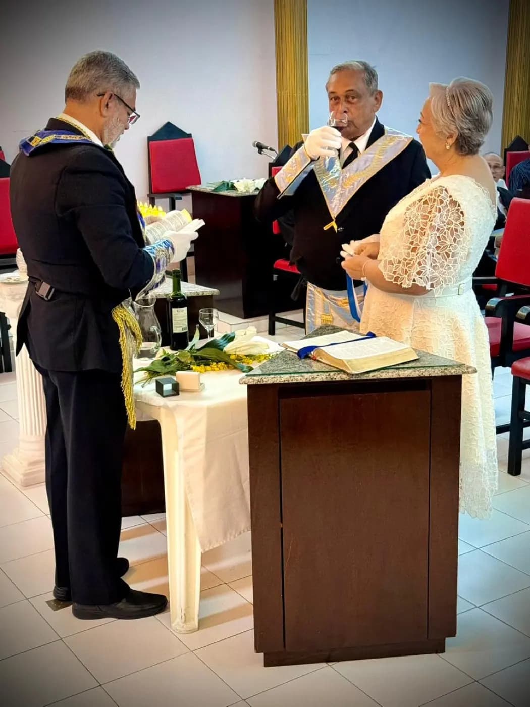 Registro fotográfico: CERIMÔNIA DE EXALTAÇÃO MATRIMONIAL DE BODAS DE OURO, REALIZADA NA LOJA MAÇÔNICA 21 DE MARÇO Nº 152, ORIENTE DE NATAL-RN.