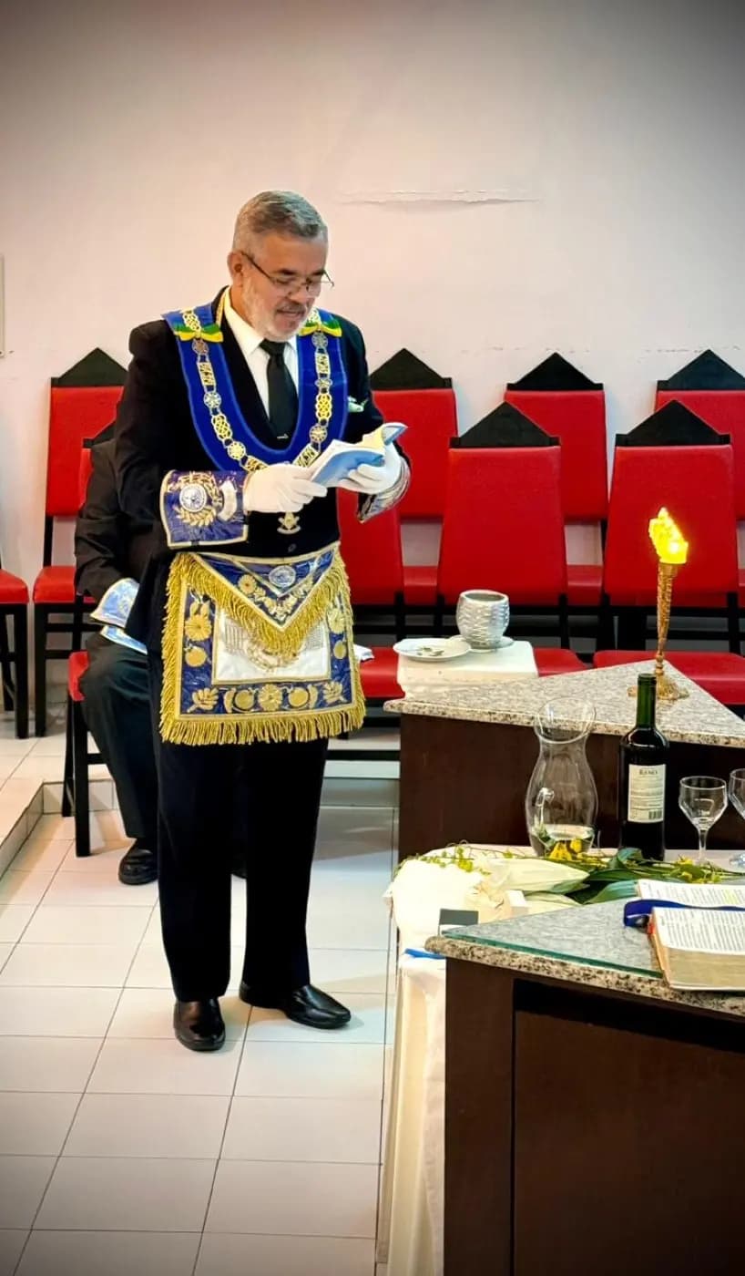 Registro fotográfico: CERIMÔNIA DE EXALTAÇÃO MATRIMONIAL DE BODAS DE OURO, REALIZADA NA LOJA MAÇÔNICA 21 DE MARÇO Nº 152, ORIENTE DE NATAL-RN.