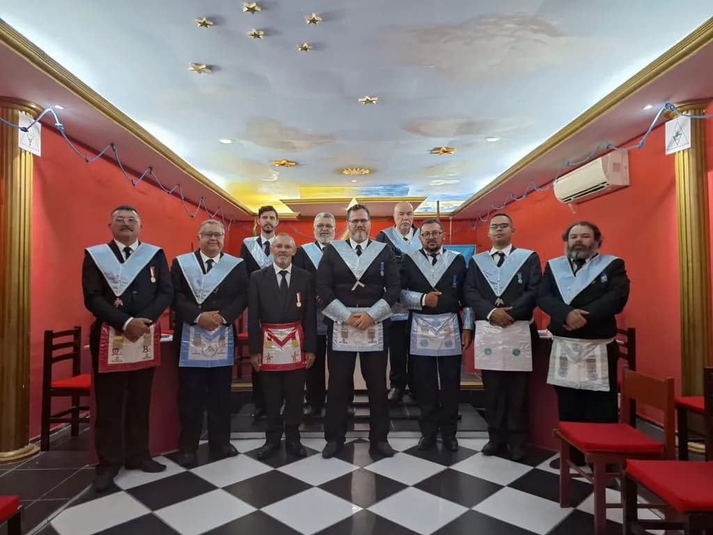 Registro fotográfico: LOJA MAÇÔNICA INTERNACIONAL DA PRAIA DA PIPA Nº 4.627, ORIENTE DE TIBAU DO SUL-RN – SESSÃO REGULAR NO GRAU DE APRENDIZ MAÇOM.