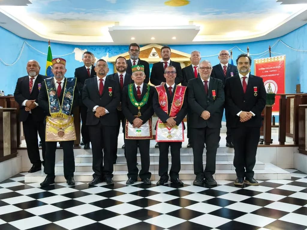 Registro fotográfico: SESSÃO DE CONCESSÃO DE GRAUS REALIZADA PELO ILUSTRE E SUBLIME CAPÍTULO EVOLUÇÃO SEGUNDA Nº 80, DA 1ª DELEGACIA LITÚRGICA DO RITO BRASILEIRO, DO SUPREMO CONCLAVE DO BRASIL PARA O RITO BRASILEIRO DE MAÇONS ANTIGOS, LIVRES E ACEITOS.