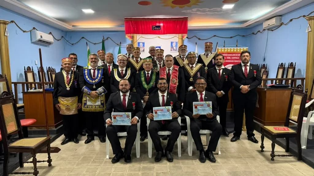 Registro fotográfico: SUBLIME CAPÍTULO MANOEL RODRIGUES PEIXOTO Nº 87, VALE DO ASSU, DA 1ª DELEGACIA LITÚRGICA DO RITO BRASILEIRO – SESSÃO MAGNA DE COLAÇÃO DO GRAU 4 – MESTRE DA DISCRIÇÃO.