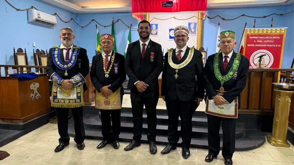 Registro fotográfico: SUBLIME CAPÍTULO MANOEL RODRIGUES PEIXOTO Nº 87, VALE DO ASSU, DA 1ª DELEGACIA LITÚRGICA DO RITO BRASILEIRO – SESSÃO MAGNA DE COLAÇÃO DO GRAU 4 – MESTRE DA DISCRIÇÃO.
