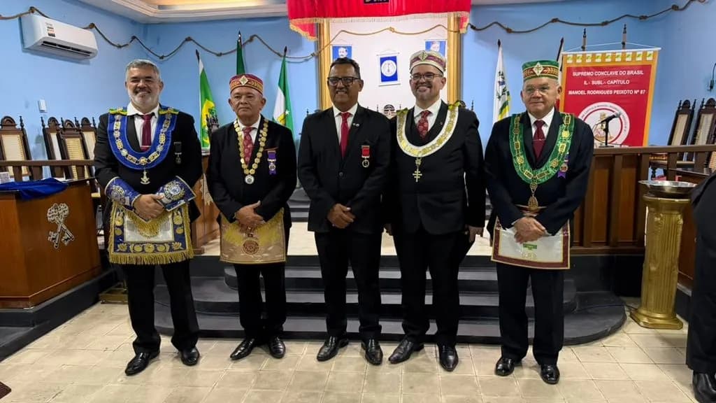 Registro fotográfico: SUBLIME CAPÍTULO MANOEL RODRIGUES PEIXOTO Nº 87, VALE DO ASSU, DA 1ª DELEGACIA LITÚRGICA DO RITO BRASILEIRO – SESSÃO MAGNA DE COLAÇÃO DO GRAU 4 – MESTRE DA DISCRIÇÃO.