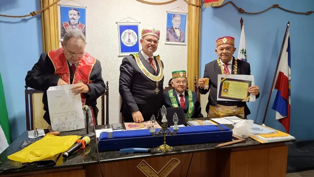 Registro fotográfico: SUBLIME CAPÍTULO MANOEL RODRIGUES PEIXOTO Nº 87, VALE DO ASSU, DA 1ª DELEGACIA LITÚRGICA DO RITO BRASILEIRO – SESSÃO MAGNA DE COLAÇÃO DO GRAU 4 – MESTRE DA DISCRIÇÃO.